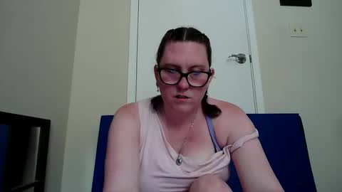 Snapshot of fuzzypeaches87 chatting on 4, 6, 2026 fuzzypeaches87 online show from 4, 6, 2026