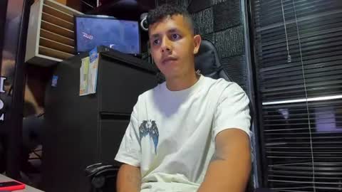 Snapshot of g_lincoln chatting on 4, 7, 2026 g_lincoln online show from 4, 7, 2026