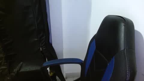 Snapshot of gatika_sexy chatting on 1, 12, 2025 katia online show from 1, 12, 2025