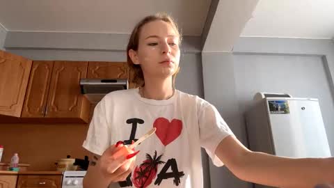 Snapshot of geneviveseay chatting on 23, 9, 2025 Emmi online show from 23, 9, 2025