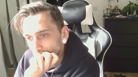 Snapshot of georgek0011 chatting on 4, 4, 2026 georgek0011 online show from 4, 4, 2026