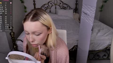 Snapshot of ghost_girlyy chatting on 8, 4, 2026 violeta online show from 8, 4, 2026
