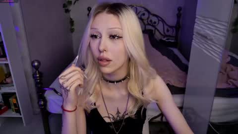 Snapshot of ghost_girlyy chatting on 13, 4, 2026 violeta online show from 13, 4, 2026