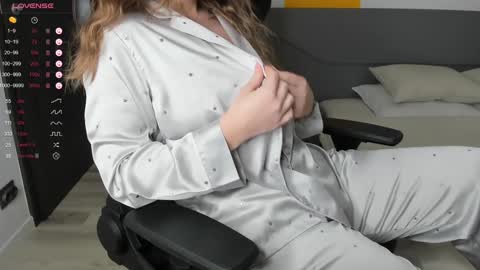 gigihadd online show from 6, 2, 2025