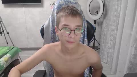 Snapshot of glasses_cat chatting on 1, 3, 2026 Eugene and Damian online show from 1, 3, 2026