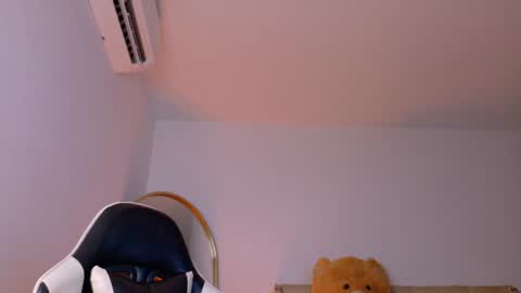 Snapshot of goddess_ariluz chatting on 6, 7, 2026 Ariluz online show from 6, 7, 2026
