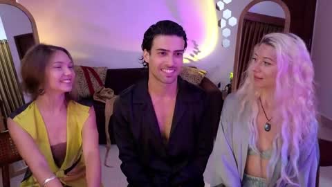   330 UTC2 girls   online show from 15, 4, 2026