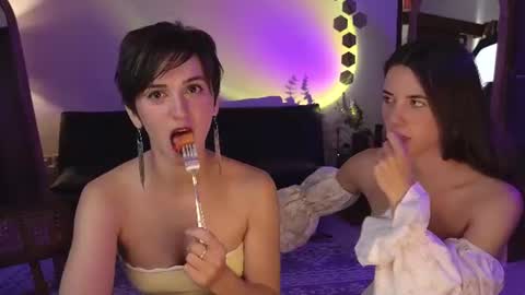 Snapshot of goddess_marylin chatting on 9, 7, 2026 330 UTC2 girls online show from 9, 7, 2026