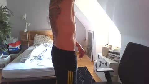 Snapshot of goura2000 chatting on 13, 10, 2025 goura2000 online show from 13, 10, 2025