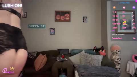 Snapshot of greenxxxqueen chatting on 8, 4, 2026 SexQueen Nikki online show from 8, 4, 2026