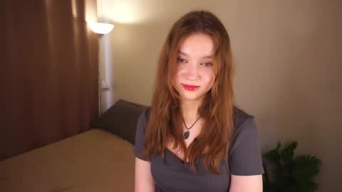 Snapshot of gwennielove chatting on 14, 5, 2026 Molly online show from 14, 5, 2026