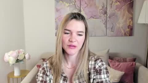 Snapshot of gwensmitt chatting on 22, 6, 2026 gwensmitt online show from 22, 6, 2026