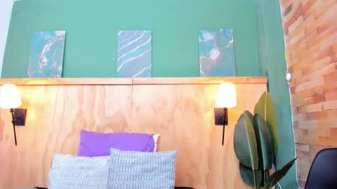 Halley Lorens online show from 13, 2, 2026