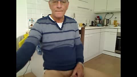 Snapshot of hankk54 chatting on 4, 11, 2025 hankk54 online show from 4, 11, 2025