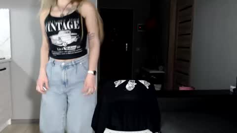 happy_fox_ online show from 16, 3, 2026