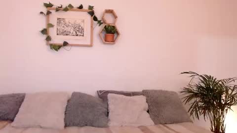 Snapshot of harmonyy01 chatting on 30, 12, 2024 Harmony Please help me to reach 100 thumbs up online show from 30, 12, 2024