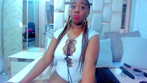 hazel_lanee online show from 3, 11, 2025