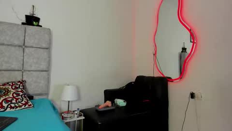 Snapshot of hazel_slim_ chatting on 5, 1, 2026 hazel_slim_ online show from 5, 1, 2026