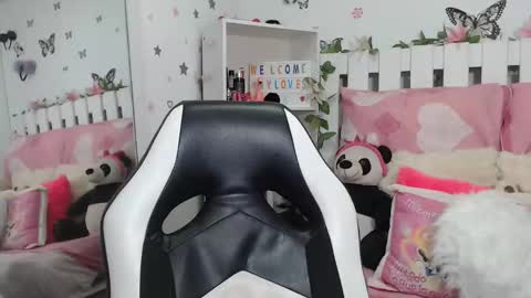 Snapshot of hela_sexy_xx chatting on 23, 12, 2025 hella online show from 23, 12, 2025