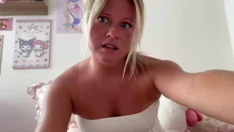 hellokittyluverr online show from 11, 7, 2026