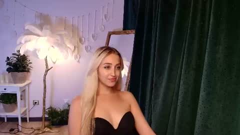 Snapshot of here_wego_again_ chatting on 22, 6, 2026 Elise online show from 22, 6, 2026