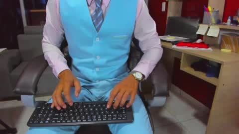 Snapshot of hiddenoffice chatting on 24, 12, 2024 George online show from 24, 12, 2024