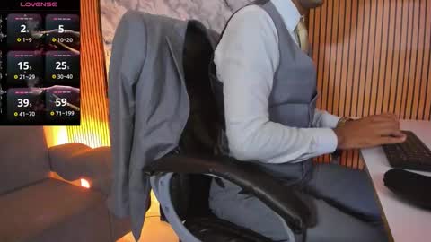 Snapshot of hiddenoffice chatting on 15, 10, 2025 George online show from 15, 10, 2025