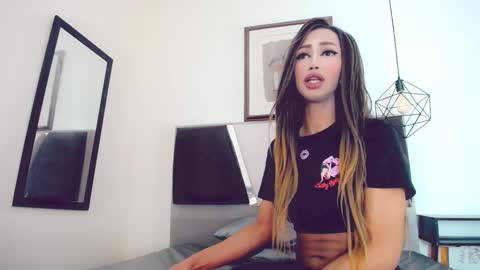 Hilary Avilan online show from 7, 1, 2025