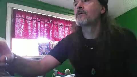Snapshot of hippiedad333 chatting on 19, 4, 2026 hippiedad333 online show from 19, 4, 2026