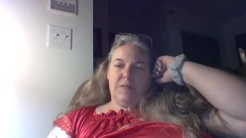 Snapshot of hippysnewhere chatting on 19, 5, 2026 hippysnewhere online show from 19, 5, 2026