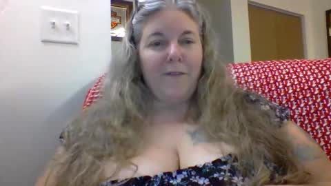 Snapshot of hippysnewhere chatting on 9, 6, 2026 hippysnewhere online show from 9, 6, 2026