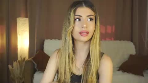 Snapshot of holayoula chatting on 17, 7, 2026 Moni Monica online show from 17, 7, 2026