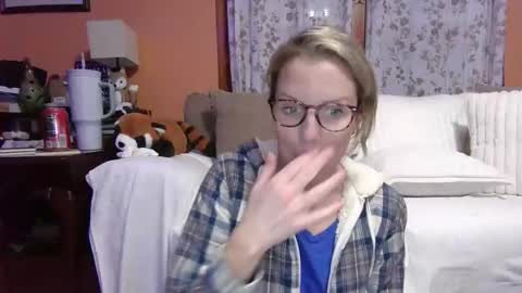Snapshot of holly_bourbon chatting on 16, 10, 2025 holly_bourbon online show from 16, 10, 2025