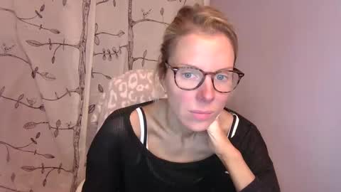 Snapshot of holly_bourbon chatting on 2, 12, 2025 holly_bourbon online show from 2, 12, 2025
