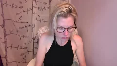 Snapshot of holly_bourbon chatting on 6, 6, 2026 holly_bourbon online show from 6, 6, 2026