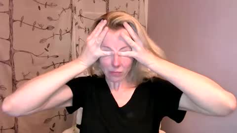 Snapshot of holly_bourbon chatting on 10, 6, 2026 holly_bourbon online show from 10, 6, 2026