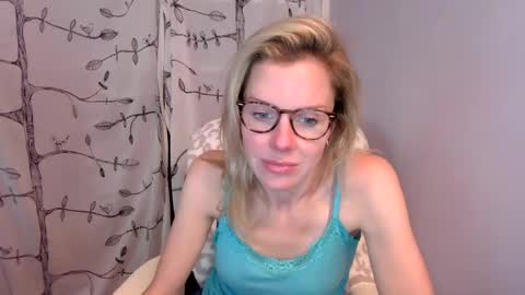 Snapshot of holly_bourbon chatting on 12, 6, 2026 holly_bourbon online show from 12, 6, 2026