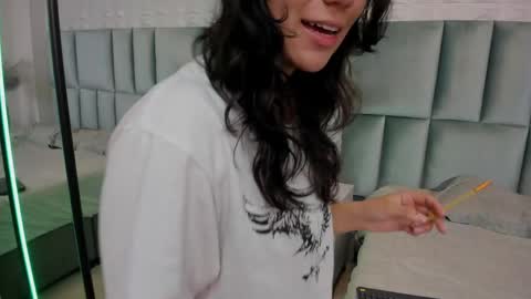 Snapshot of hollypeach_ chatting on 27, 4, 2026 hollypeach_ online show from 27, 4, 2026