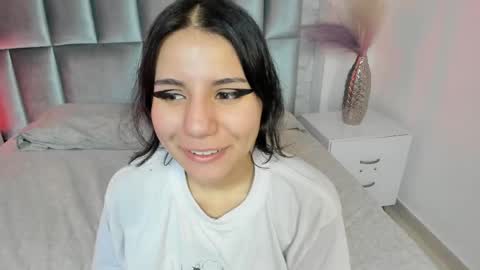 Snapshot of hollypeach_ chatting on 29, 4, 2026 hollypeach_ online show from 29, 4, 2026