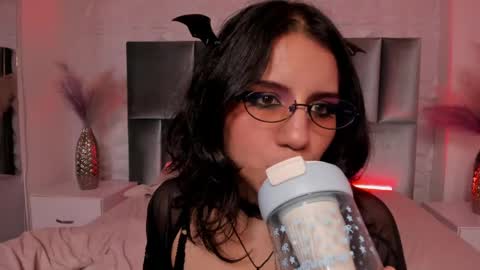 Snapshot of hollypeach_ chatting on 5, 5, 2026 hollypeach_ online show from 5, 5, 2026