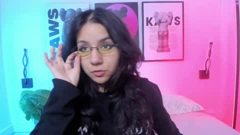 Snapshot of hollypeach_ chatting on 7, 6, 2026 hollypeach_ online show from 7, 6, 2026