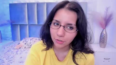 Snapshot of hollypeach_ chatting on 28, 7, 2026 hollypeach_ online show from 28, 7, 2026