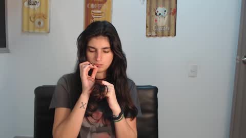 hollyshit_ online show from 20, 2, 2025