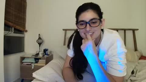 Snapshot of hollyshit_ chatting on 4, 7, 2026 hollyshit_ online show from 4, 7, 2026