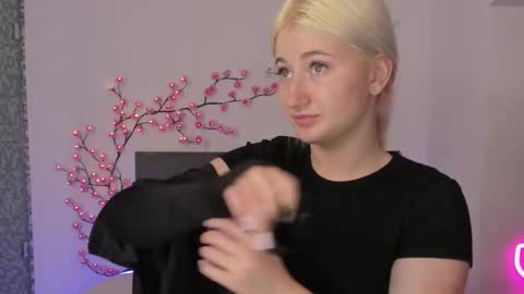 HollyTaillor online show from 11, 4, 2026