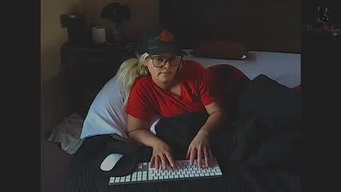 Snapshot of honeybuhnny chatting on 7, 5, 2026 honeybuhnny online show from 7, 5, 2026