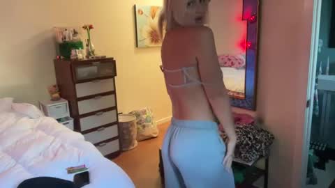 Snapshot of honeybun_z chatting on 9, 2, 2025 honeybun_z online show from 9, 2, 2025