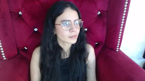 Snapshot of honeybuu_ chatting on 16, 11, 2025 Emily online show from 16, 11, 2025