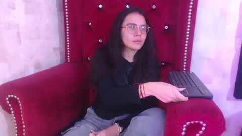 Snapshot of honeybuu_ chatting on 19, 11, 2025 Emily online show from 19, 11, 2025