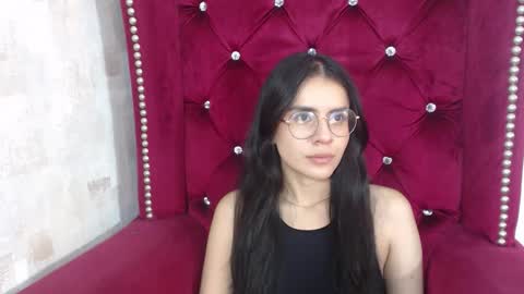 Snapshot of honeybuu_ chatting on 4, 12, 2025 Emily online show from 4, 12, 2025